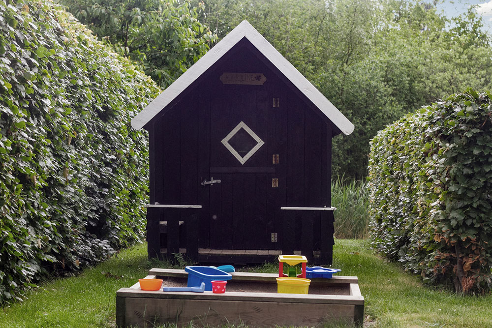 Zu dem attraktiven Ferienhaus Nr. 171 in Ostjütland gehört auch ein tolles Angebot im Außenbereich, z. B. Spieleturm und Schaukeln