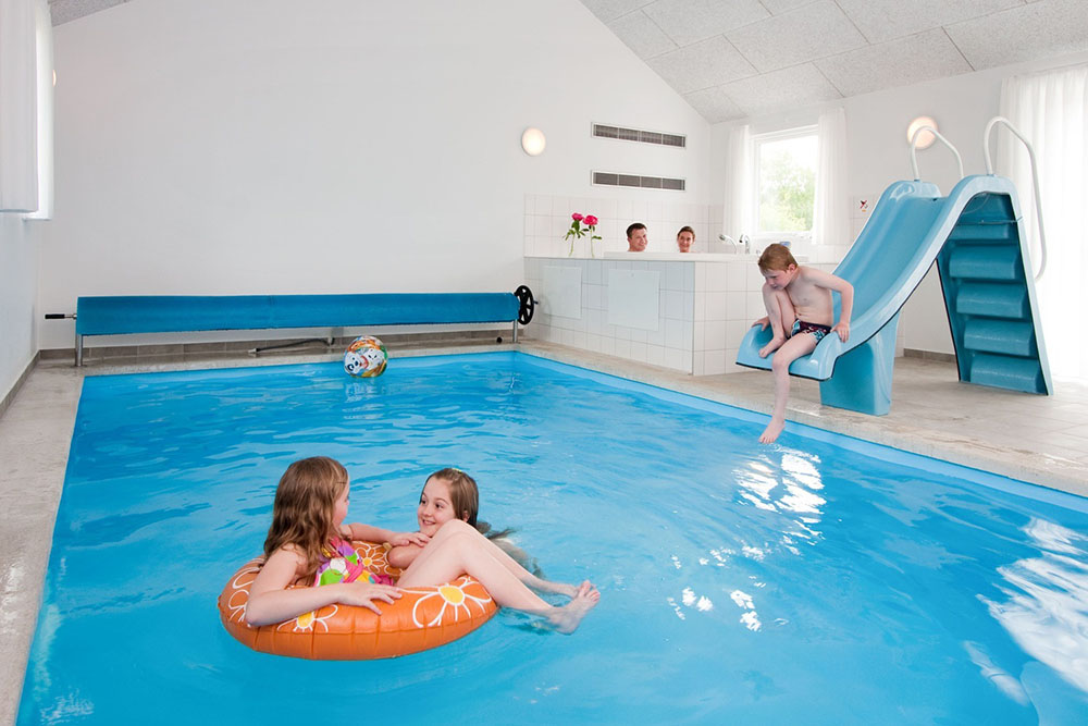 Das Hauseigene Badeland mit dem 19 m2 großen Pool (inkl. Wasserrutsche), großem Whirlpool und einer Sauna ist ein Slaraffenland für Wasserfreunde und Wellness-Begeisterte