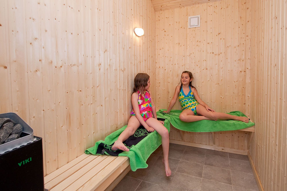 Nach der Schwimmtour können Sie in der Sauna des Hauses relaxen.