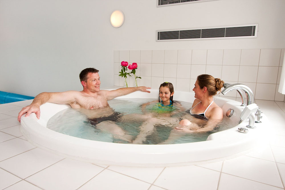 Bis zu 4-6 Personen finden in dem Whirlpool Platz, in dem sie nach einem spannenden Ferientag herrlich relaxen können