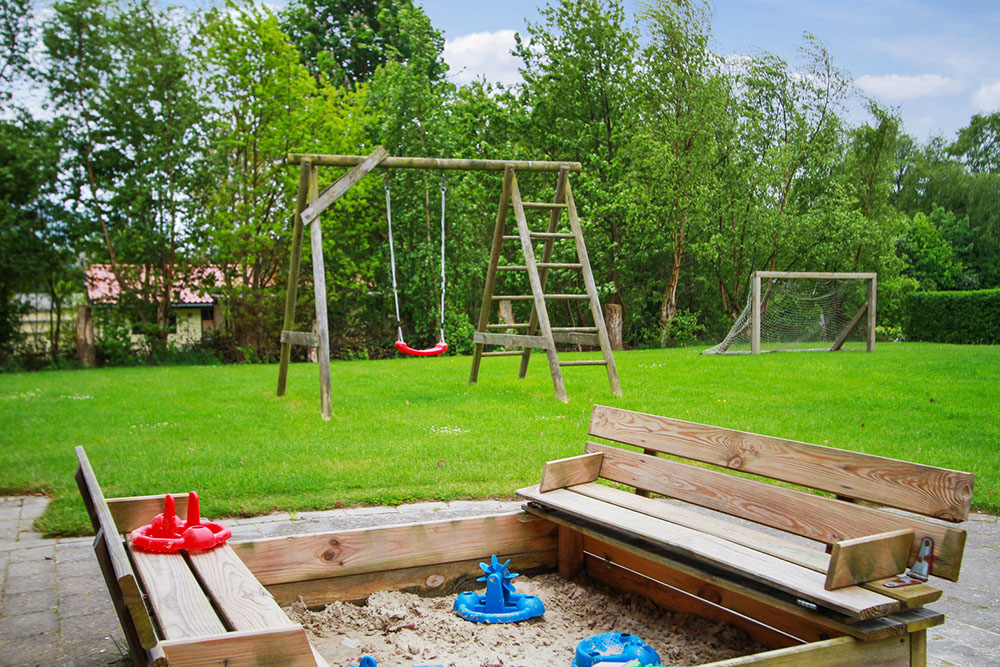Zu dem attraktiven Ferienhaus Nr. 223 in Ostjütland gehört auch ein tolles Angebot im Außenbereich, z. B. Spieleturm und Schaukeln
