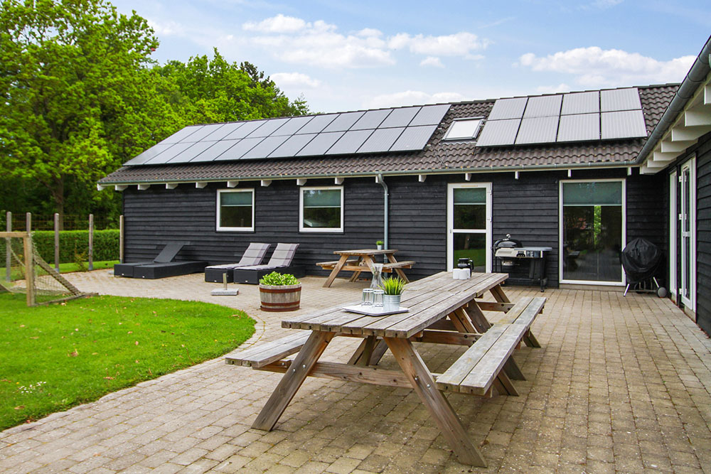 Genießen Sie einen Grillabend auf der Terrasse des Luxusferienhauses Nr. 223 in Ostjütland