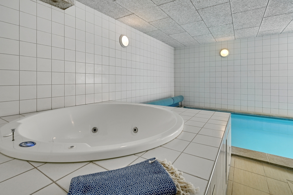 Genießen Sie den warmen Whirlpool im Luxusferienhaus Nr. 247 in Ostjütland