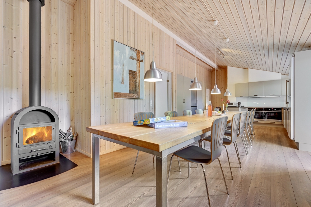 Der Aufenthaltsraum bietet Platz für 20 Personen, wenn ihr das Ferienhaus 247 in Ostjütland besucht.