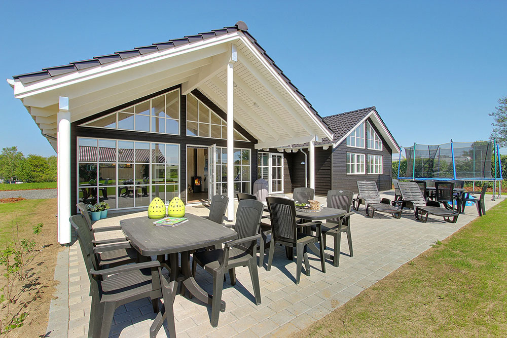 Draußen kann man sich in den guten Gartenmöbeln sonnen oder auf der großen Terrasse gemütlich grillen. Die ganz jungen Gäste amüsieren sich auf den Schaukeln und in der Sandkiste