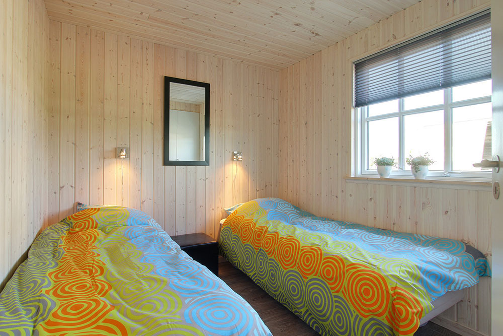 Die Schlafzimmer sind hell eingerichtet und verfügen über Doppel- oder Einzelbetten sowie Einbauschränke