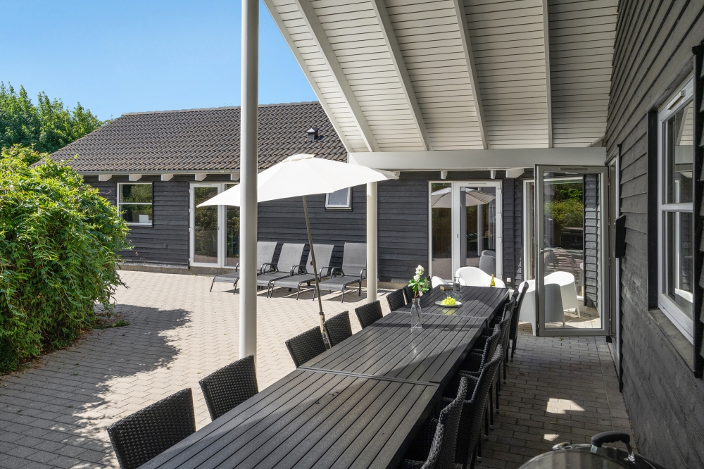 Auf der Terrasse des Ferienhauses Nr. 277 ist Platz für 16 Personen.