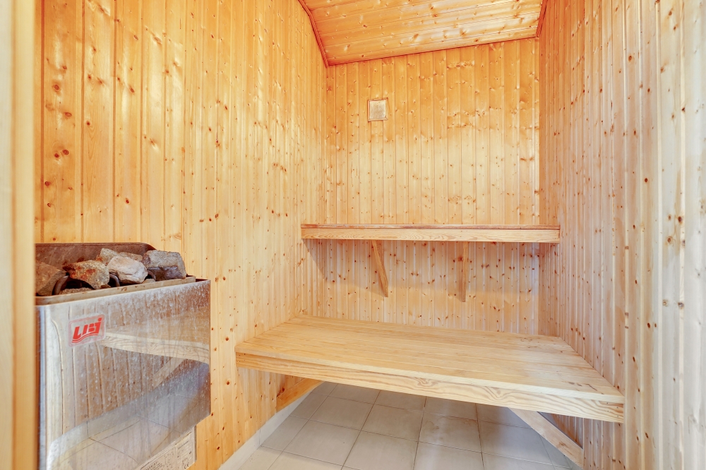 Genießen Sie die heiße Sauna im Luxusferienhaus Nr. 277 für 16 Personen
