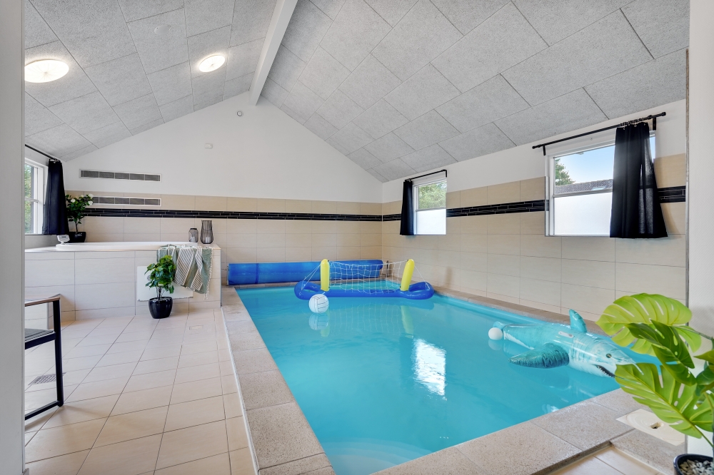 Das Ferienhaus 277 hat einen schicken Poolbereich mit Wasserrutsche, einem geräumigen, eingelassenen Whirlpool und einer Sauna.