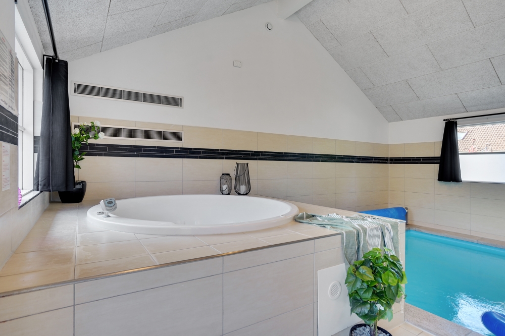 Genießen Sie den warmen Whirlpool im Luxusferienhaus Nr. 277 in Nordseeland