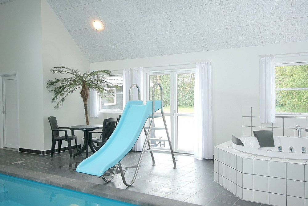 Der Swimmingpool verfügt über eine Gegenstromanlage, Unterwasserbeleuchtung und eine Wasserrutsche. Im Whirlpool ist Platz für 4-6 Personen. Auch eine Sauna lädt dazu ein, es sich richtig gut gehen zu lassen