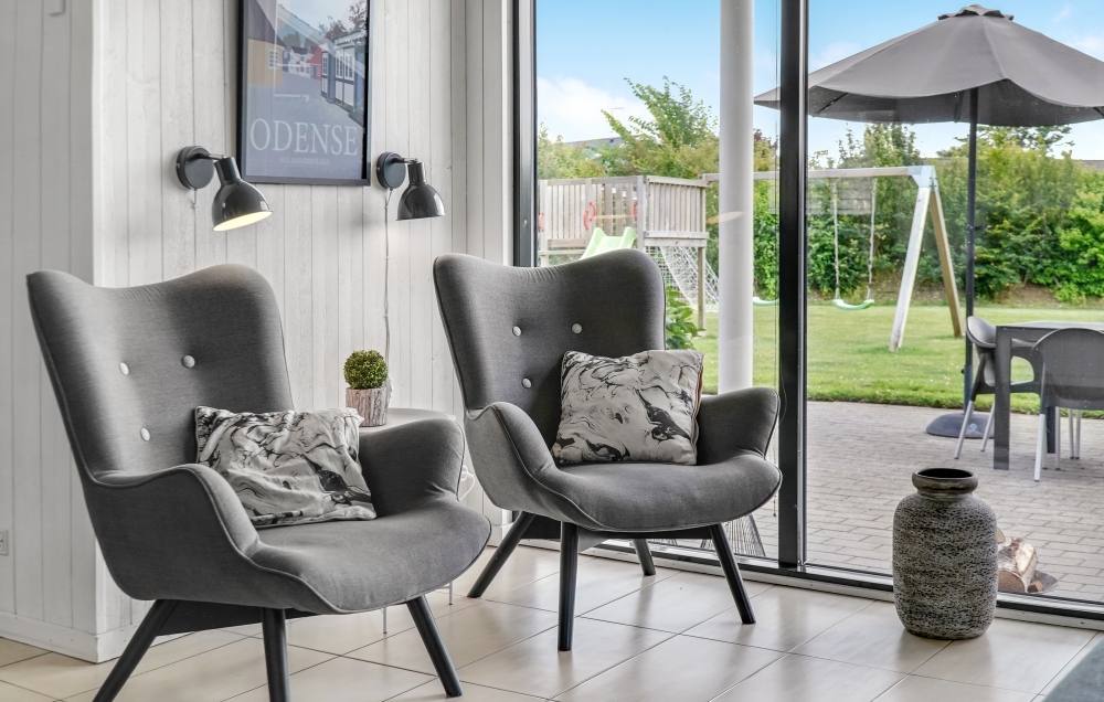 Die Couch im Luxusferienhaus Nr. 276 in Nordseeland lädt zu Gesellschaftsspielen oder zu Kinoabenden ein.