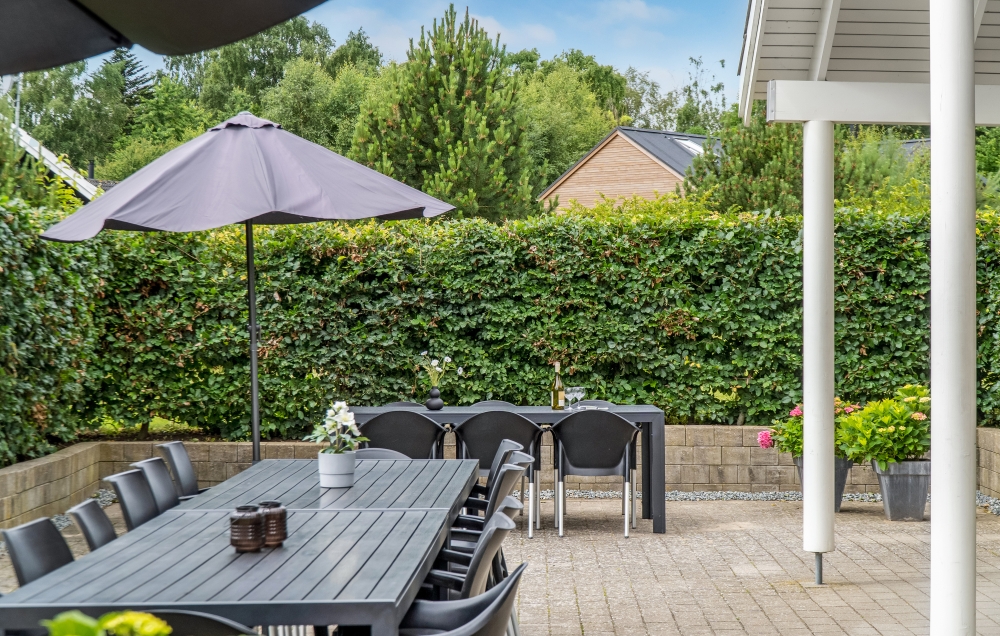 Genießen Sie einen Grillabend auf der Terrasse des Luxusferienhauses Nr. 276 in Nordseeland