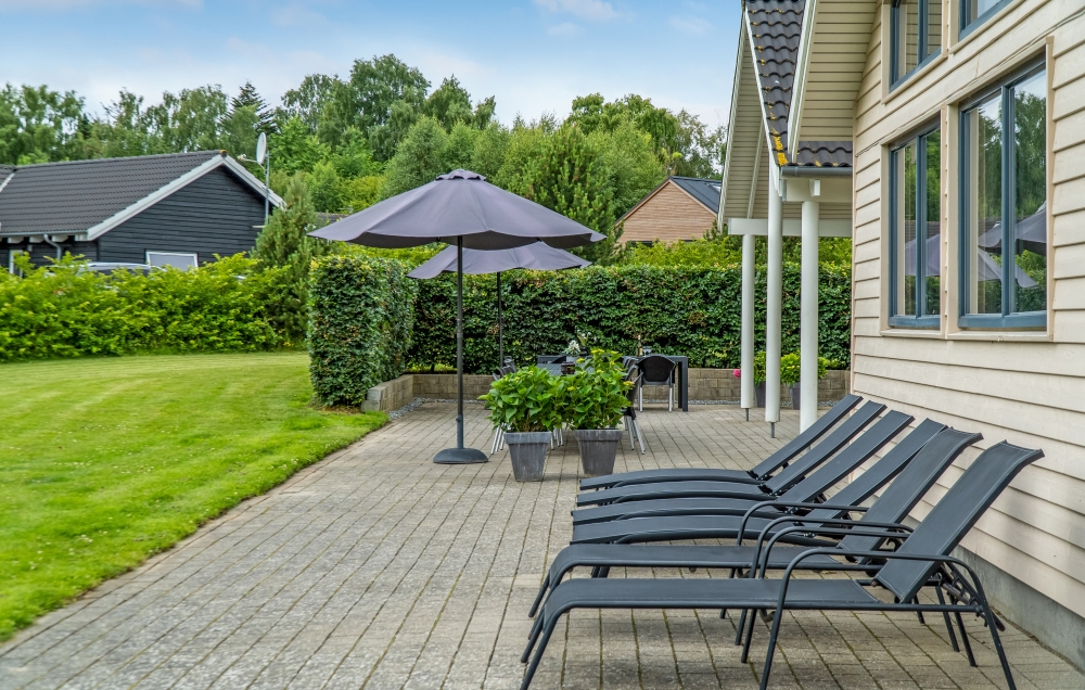 Auf der Terrasse des Ferienhauses Nr. 276 ist Platz für 18 Personen.