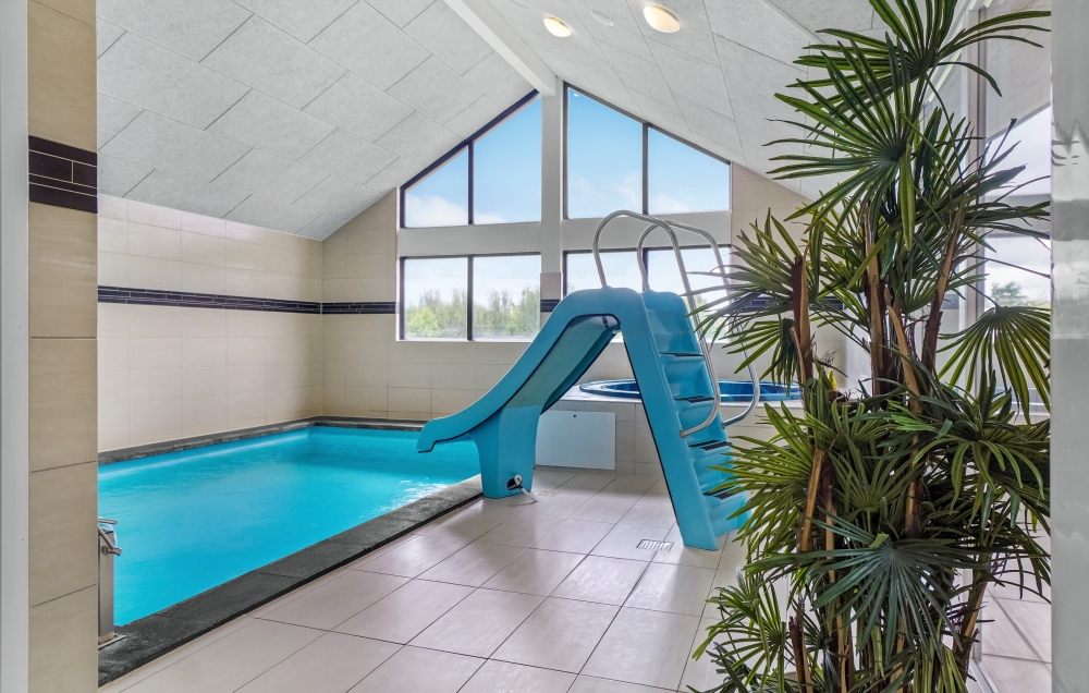 Das Ferienhaus 276 hat einen schicken Poolbereich mit Wasserrutsche, einem geräumigen, eingelassenen Whirlpool und einer Sauna.