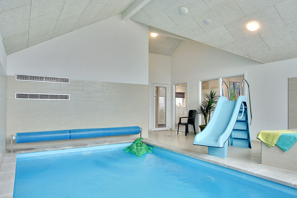 Das Haus verfügt über einen erstklassigen Poolbereich mit 18 m2 großem Swimmingpool, Schwimmtrainer, Wasserrutsche, Whirlpool und Sauna