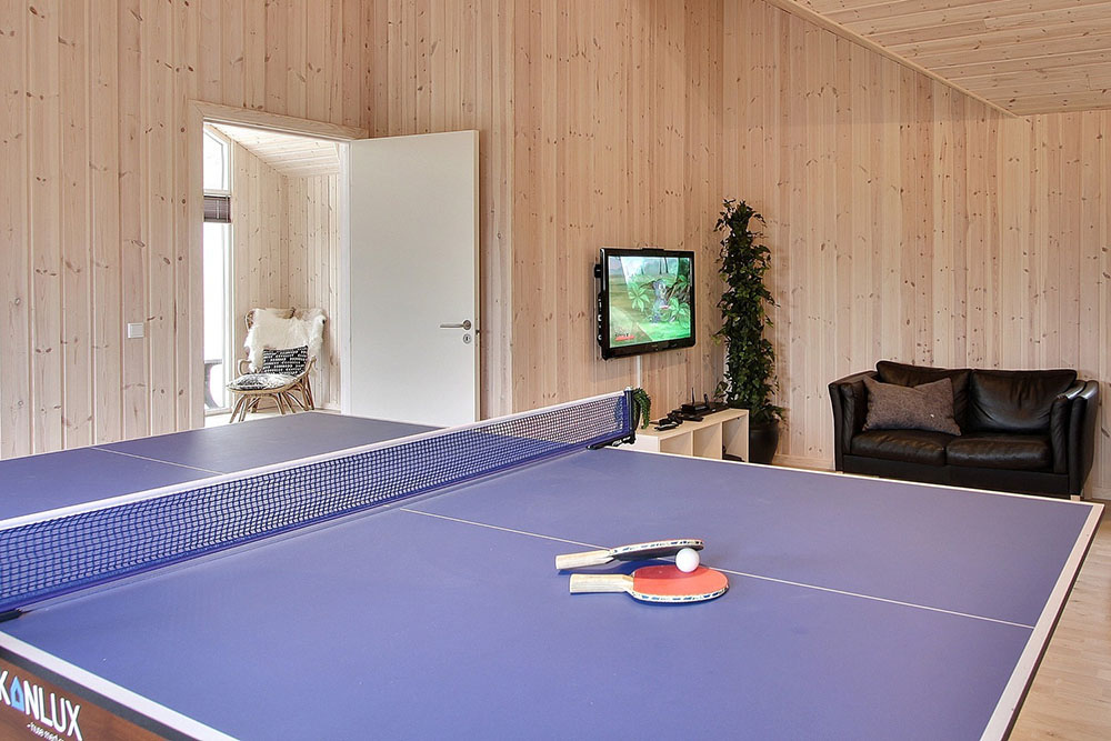 Wer Abwechslung vom hauseigenen Badeland sucht, kann sich in Billard, Tischtennis, Dart und Playstation 2 üben