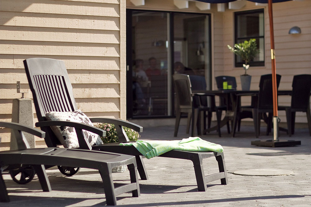 Die teilweise überdachte Terrasse ist ideal zum Entspannen und einem großen Barbecue mit Freunden und Familie.