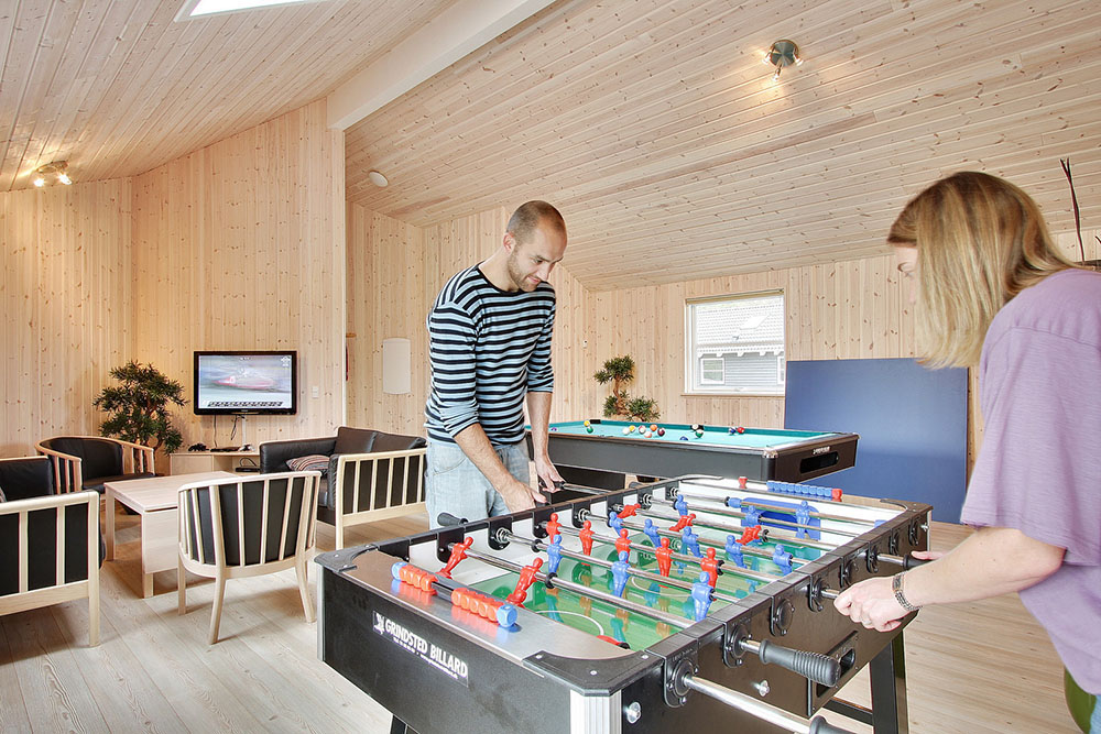 Die Gäste fordern sich gegenseitig zu einem freundschaftlichen Duell in Billard, Tischtennis oder Kicker heraus. Auf der angeschlossenen Playstation 2 kann gezockt oder ein guter Film geschaut werden