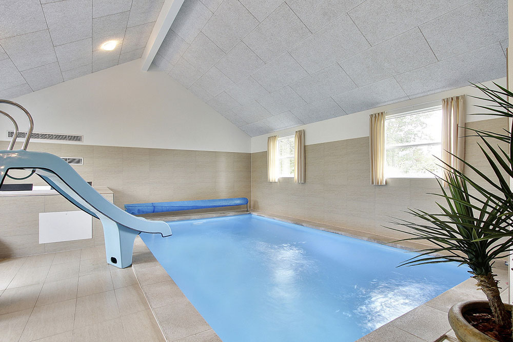 Wasserfans kommen im Poolbereich mit Wasserrutsche, Whirlpool und Sauna voll auf ihre Kosten