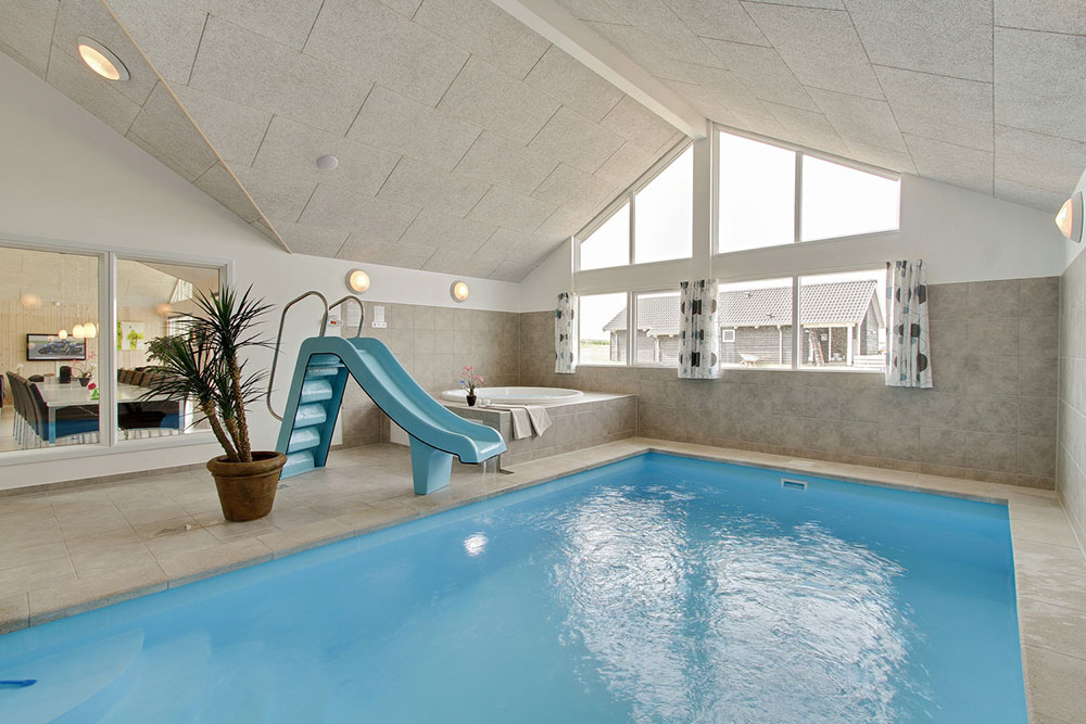 Badelustige Gäste können im Pool des Hauses (ausgestattet mit Wasserrutsche und Gegenstromanlage) viel Spaß haben