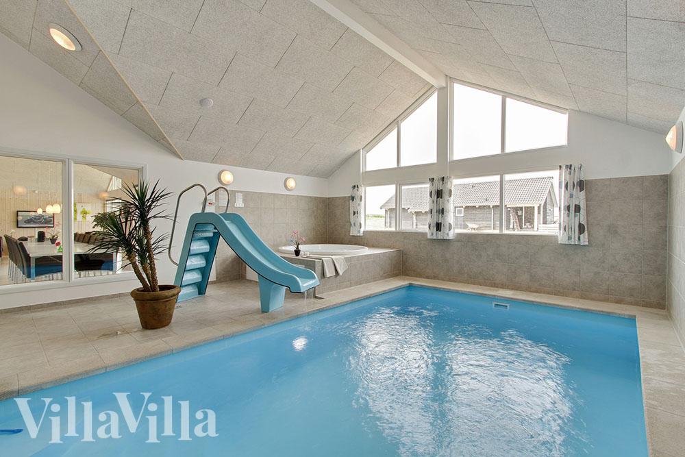 Badelustige Gäste können im Pool des Hauses (ausgestattet mit Wasserrutsche und Gegenstromanlage) viel Spaß haben