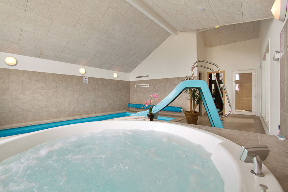 Der große Einbauwhirlpool lädt zu Entspannung und Wellness ein