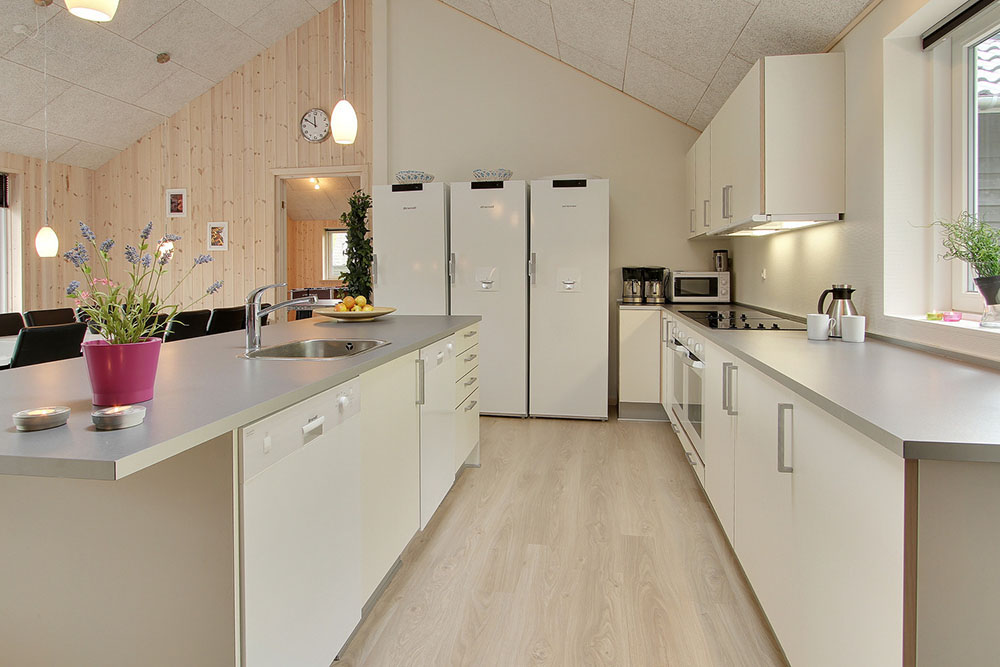 Die Küche ist geräumig und praktisch eingerichtet mit allem, was zum Kochen im Urlaub benötigt wird