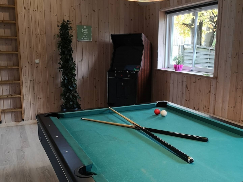 Neben den vielen schönen Stunden, die man im Poolbereich des Hauses verbringen kann, bietet das Luxusferienhaus 284 auch Spielevergnügen bei Billard/Tischtennis und Darts