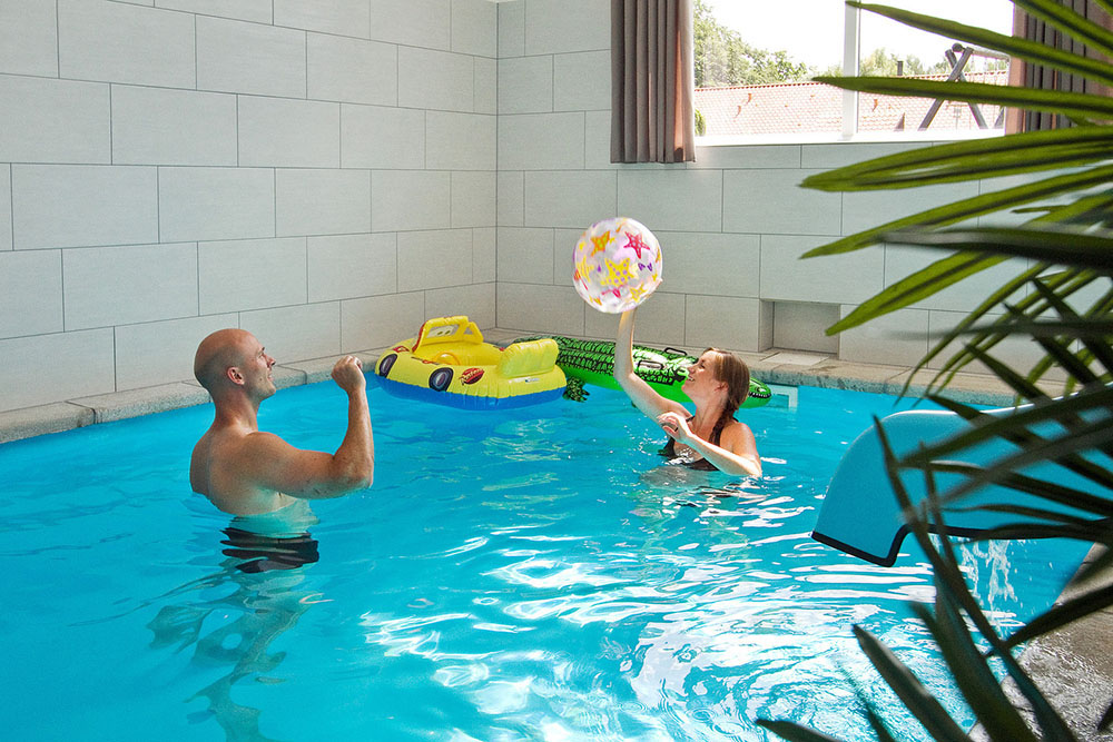 Es ist gefüllt mit vielen Aktivitäten – hier findet man u.a. einen großartigen Poolbereich mit einem 18 m2 großen Swimmingpool inklusive Wasserrutsche und Schwimmtrainer