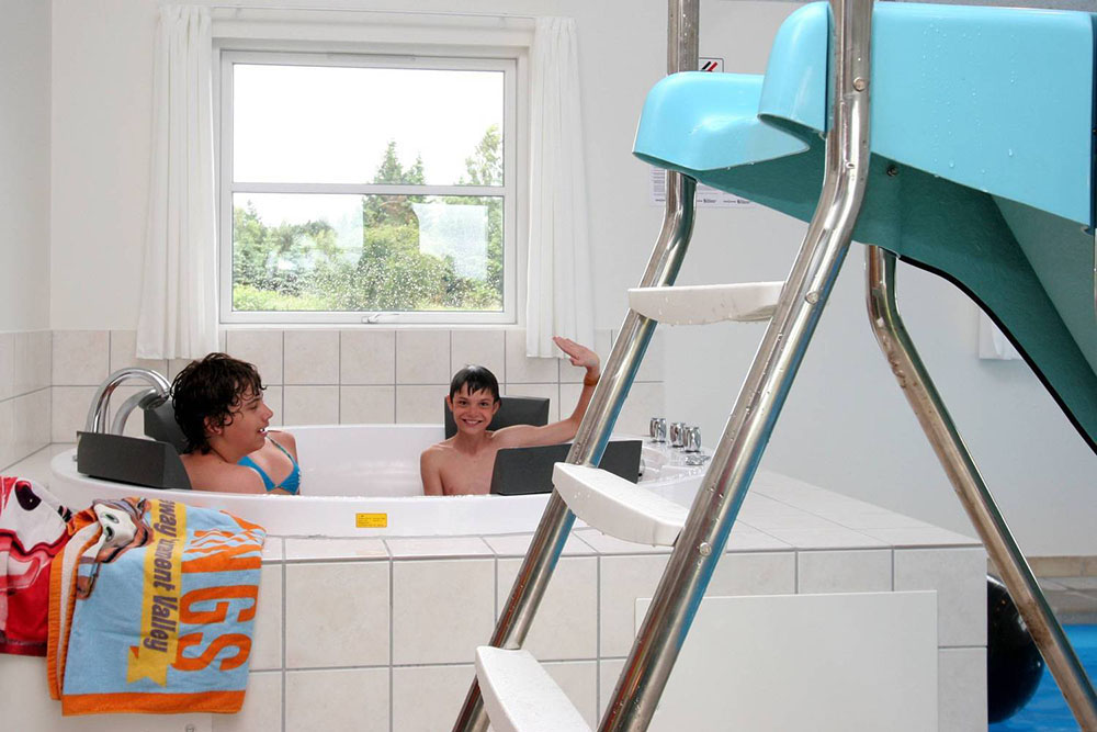 Ein Genuss ist die Entspannung im großen, eingebauten Whirlpool oder in der Sauna