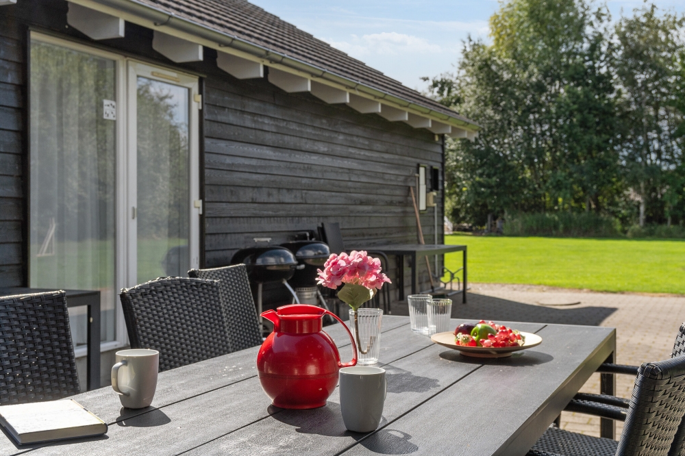Auf der Terrasse des Ferienhauses Nr. 177 ist Platz für 24 Personen.