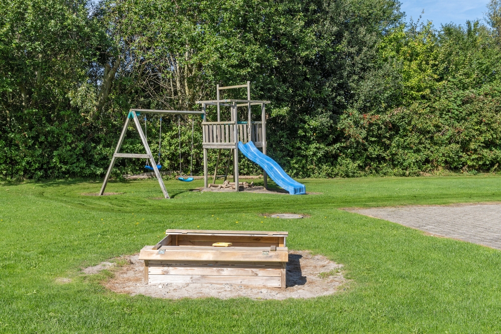 Zu dem attraktiven Ferienhaus Nr. 177 in Lolland/Falster/Mön gehört auch ein tolles Angebot im Außenbereich, z. B. Spieleturm und Schaukeln