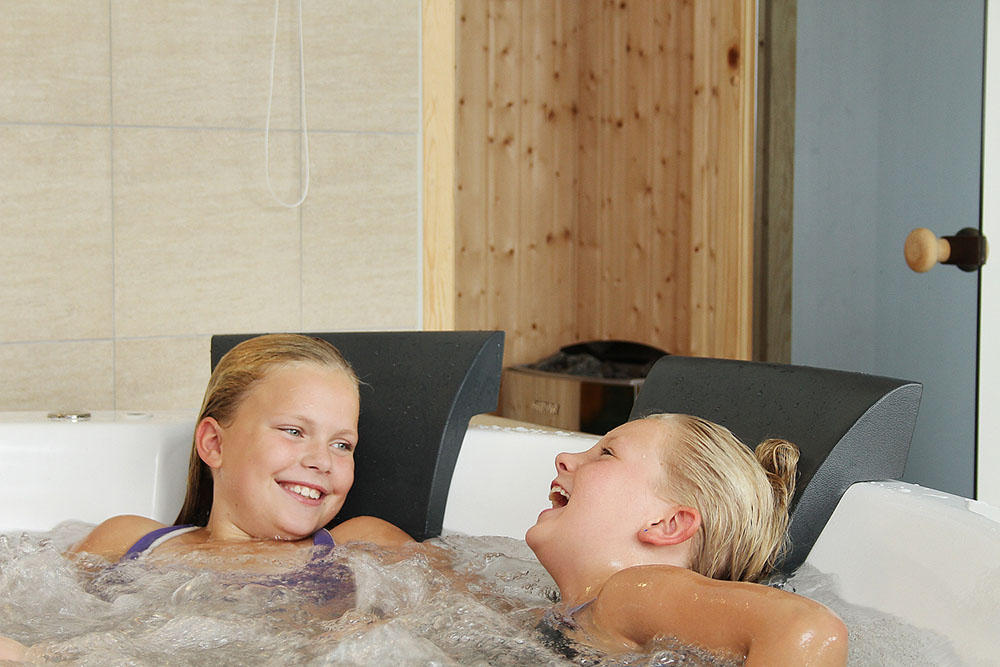 Der elegante Whirlpool lädt zu Entspannung und Wellness ein