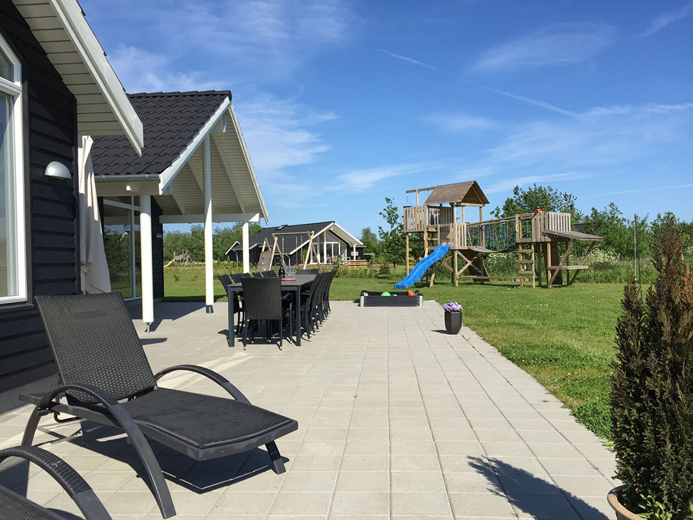 Die teilüberdachte Terrasse ist perfekt für einen Sommertag oder einen Grillabend. Die kleinsten Gäste freuen sich über Sandkiste und Schaukel 