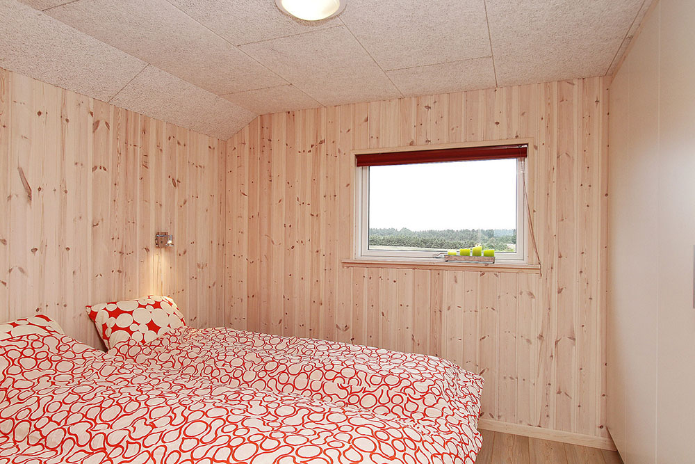 Die Schlafzimmer sind hell und einladend. Sie sind mit Boxmatratzen und Einbauschränken ausgestattet