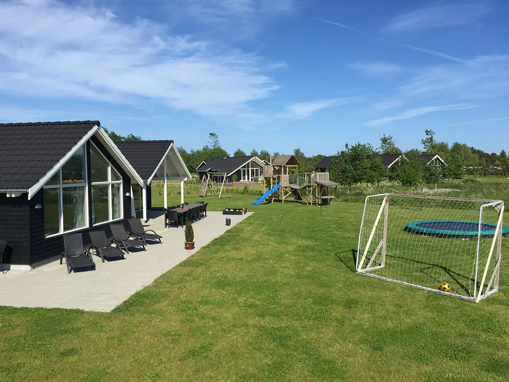 Zu dem attraktiven Ferienhaus Nr. 305 in Lolland/Falster/Mön gehört auch ein tolles Angebot im Außenbereich, z. B. Spieleturm und Schaukeln