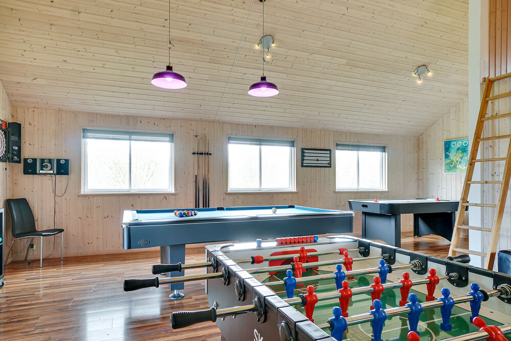 Das Luxusferienhaus 285 für 18 Personen hat einen großen Aktivitätsraum mit u. a. Billard und Darts