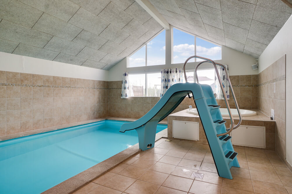 Das Ferienhaus 285 hat einen schicken Poolbereich mit Wasserrutsche, einem geräumigen, eingelassenen Whirlpool und einer Sauna.