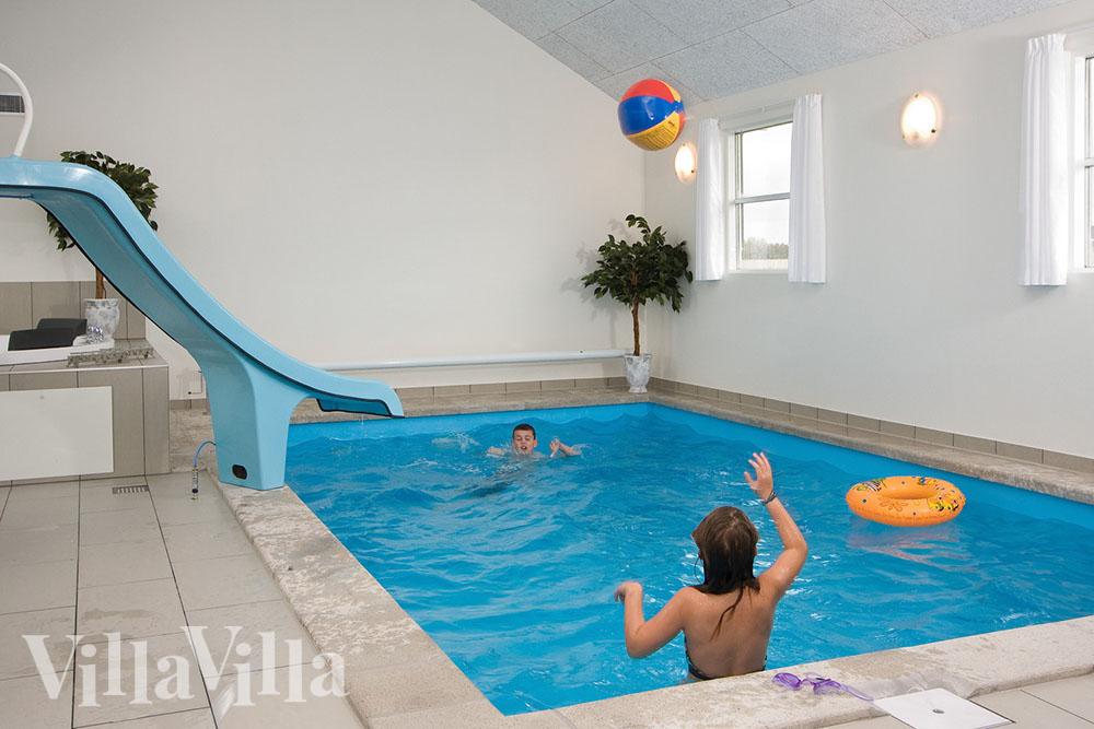 Im hauseigenen ”Wasserland” kann geschwommen, gespielt und sich entspannt werden. Dazu stehen ein Swimmingpool mit Wasserrutsche, ein Whirlpool und eine Sauna zur Verfügung