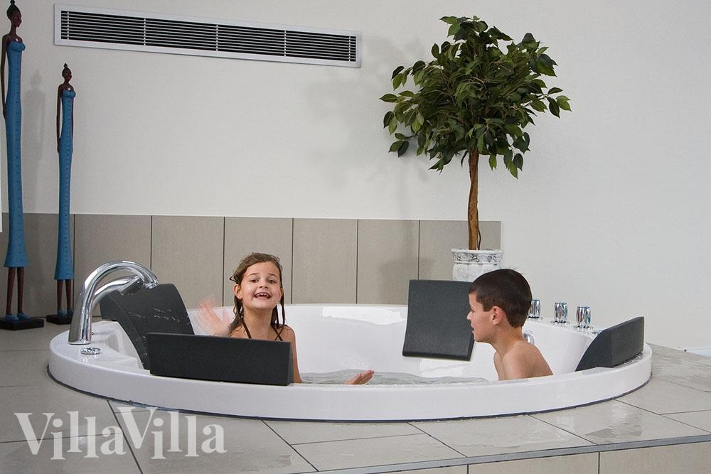 Der Whirlpool lädt zu Entspannung und Wellness ein