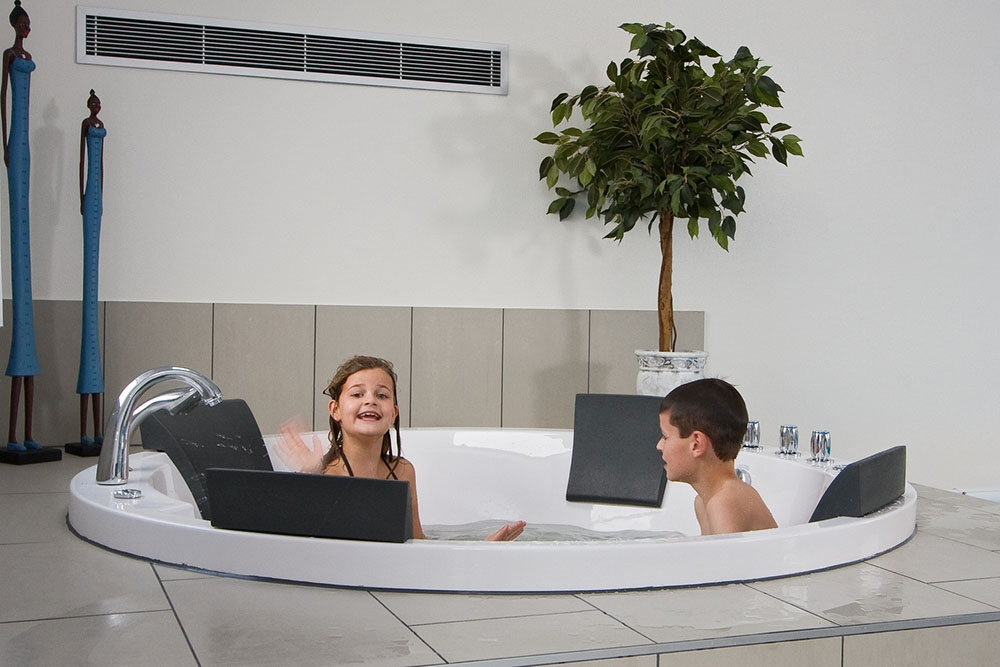 Der Whirlpool lädt zu Entspannung und Wellness ein