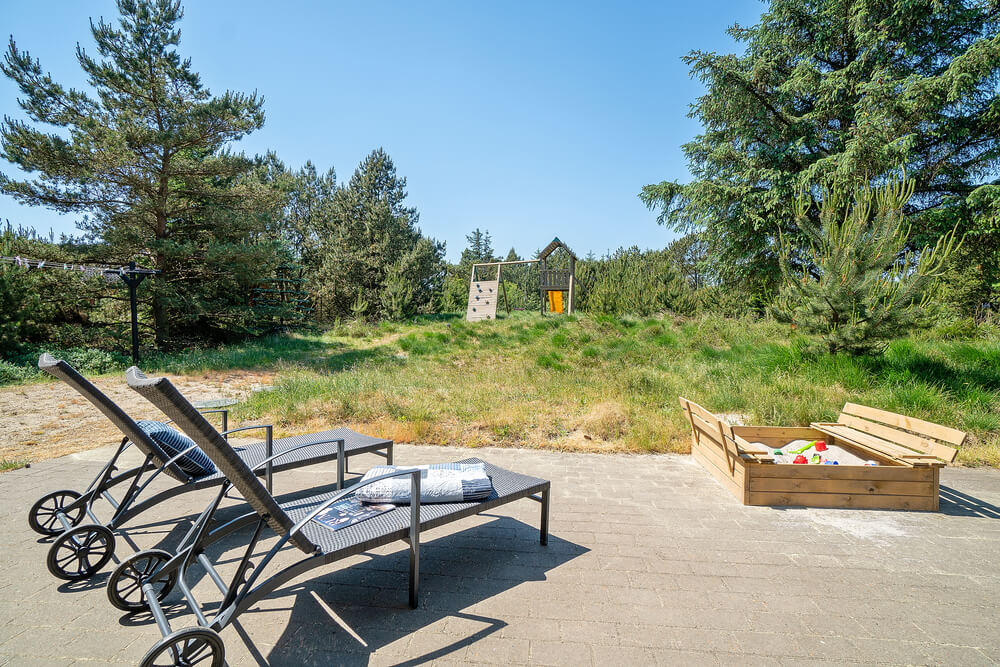 Genießen Sie einen Grillabend auf der Terrasse des Luxusferienhauses Nr. 273 in Westjütland