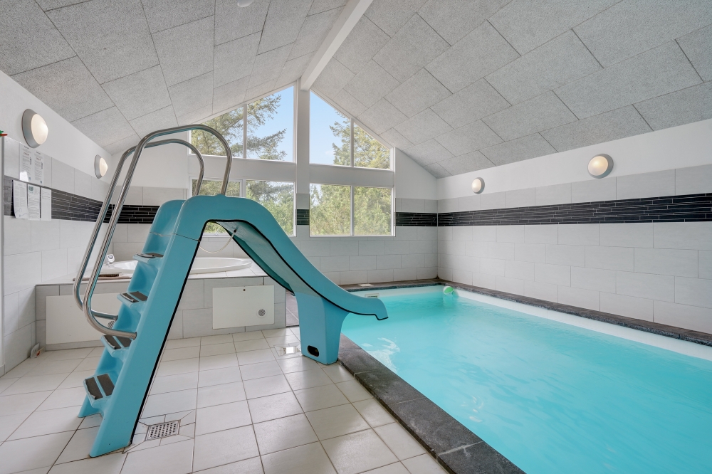 Das Ferienhaus 273 hat einen schicken Poolbereich mit Wasserrutsche, einem geräumigen, eingelassenen Whirlpool und einer Sauna.