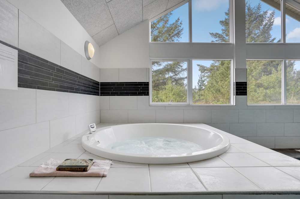 Genießen Sie den warmen Whirlpool im Luxusferienhaus Nr. 273 in Westjütland